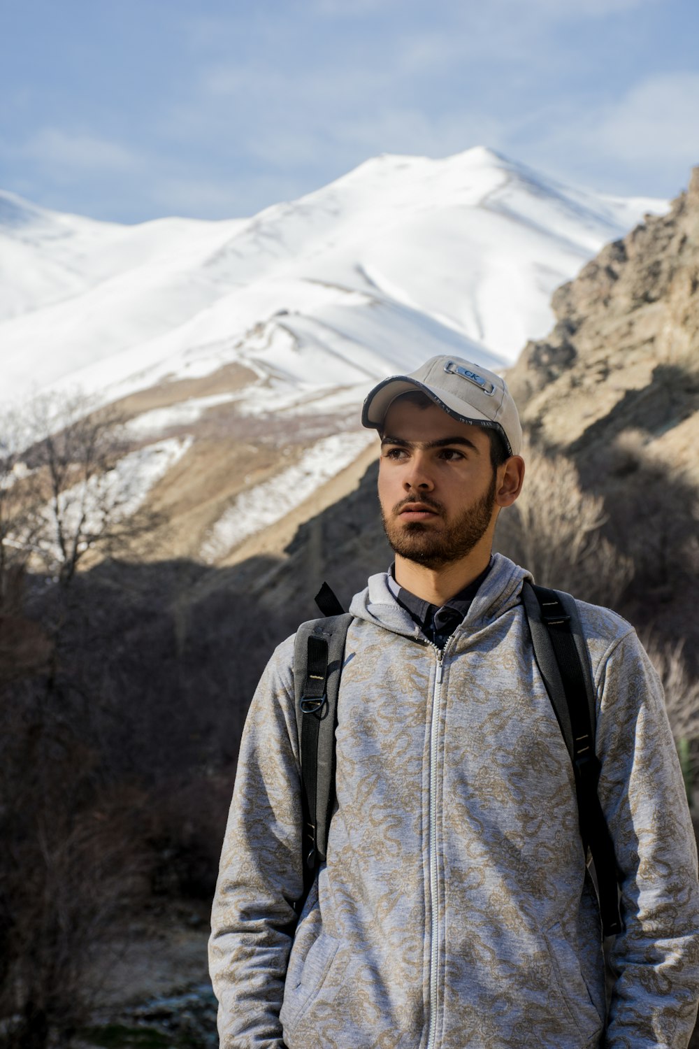 uomo che indossa berretto