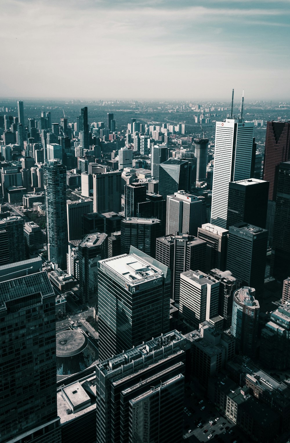 Fotografía aérea de edificios de gran altura durante el día