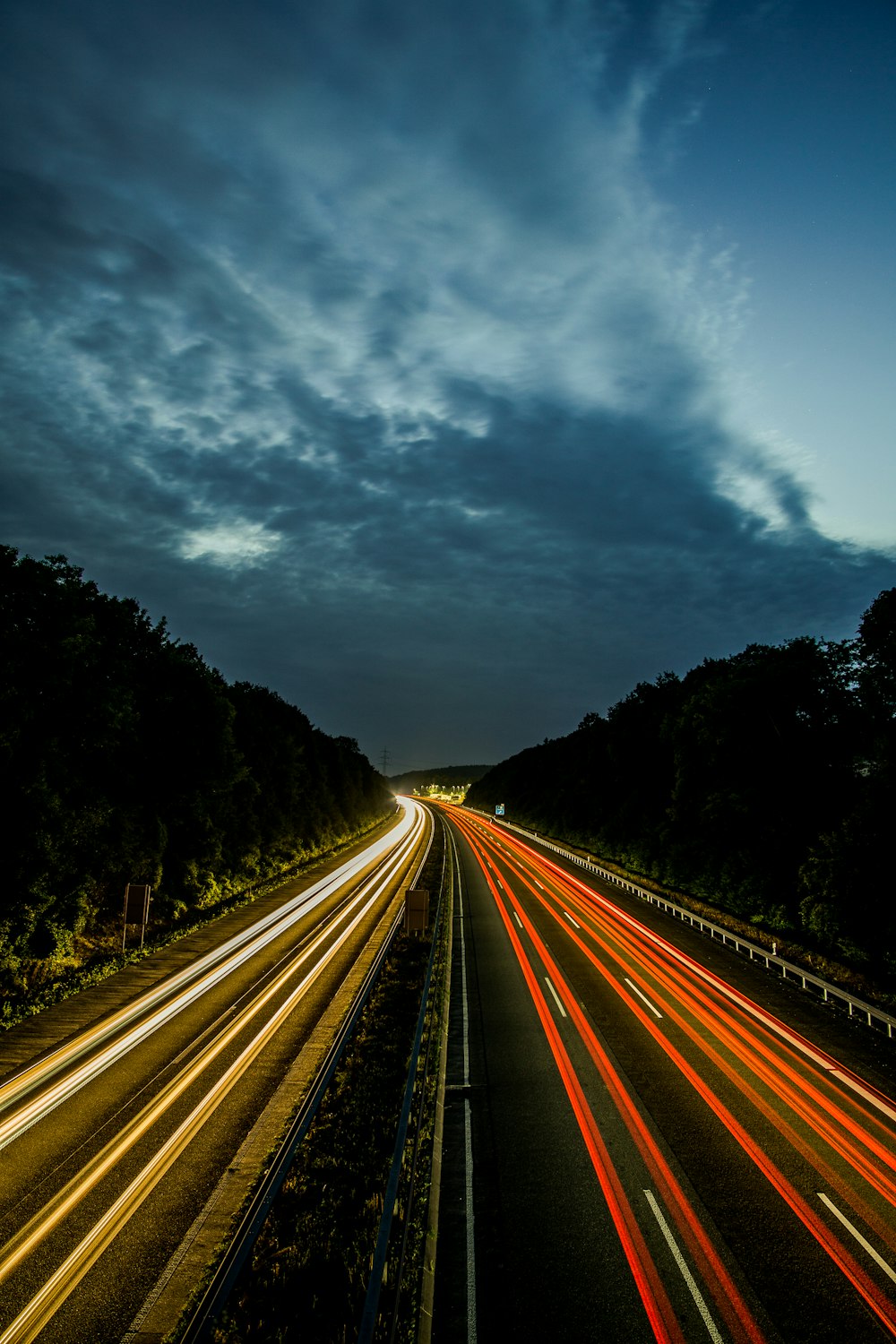 Ein Langzeitbelichtungsfoto einer Autobahn bei Nacht