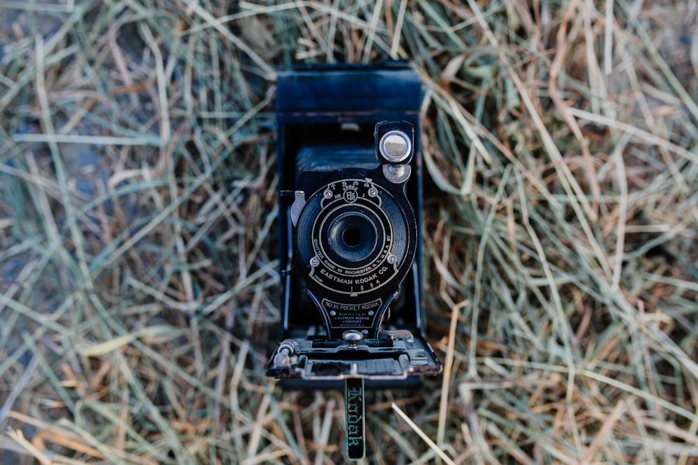 caméra terrestre noire et grise sur l’herbe brune et verte