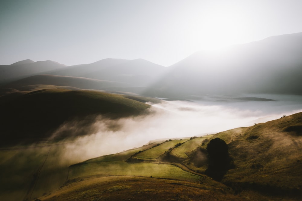 Vue aérienne des montagnes avec de la fumée