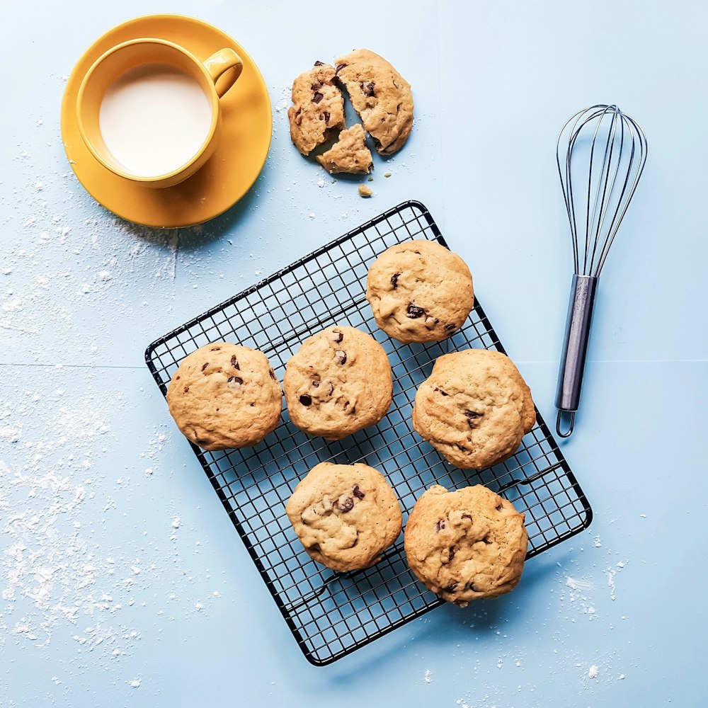 biscuits sur gril noir à côté d’une tasse en céramique jaune