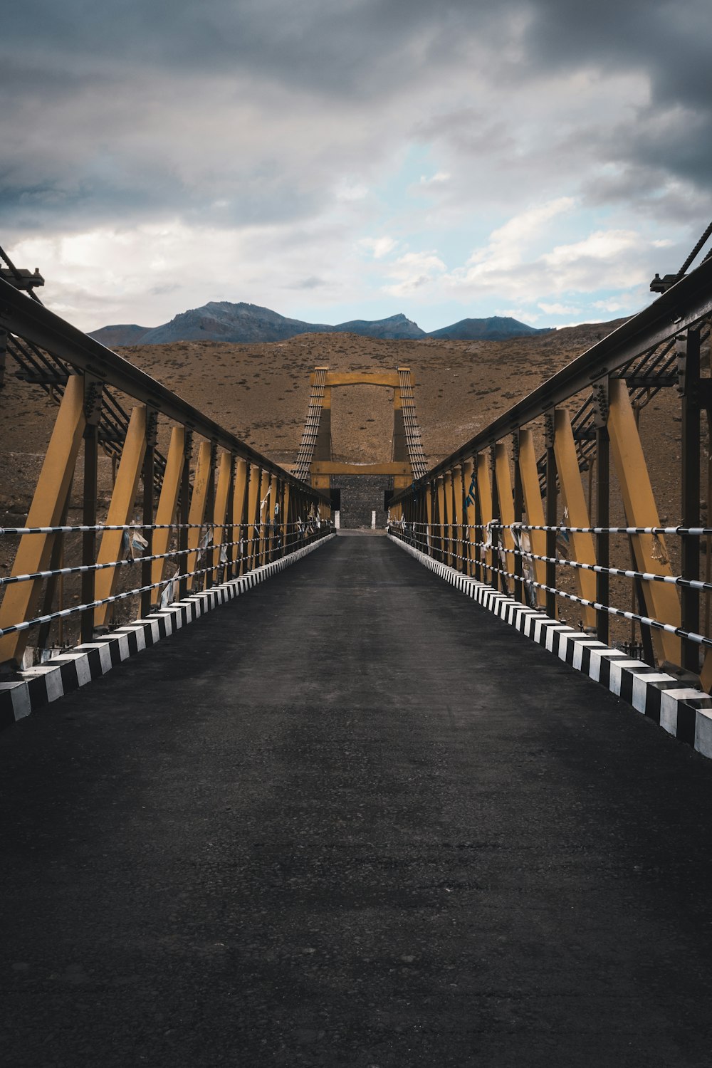 ponte in cemento marrone