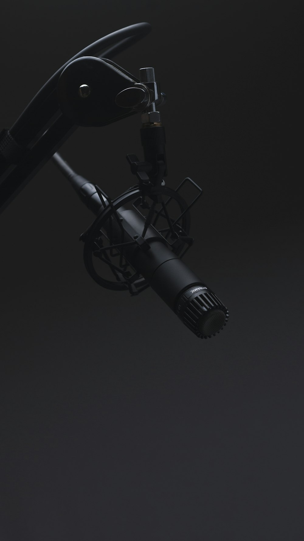 Microphone noir dans une pièce tamisée