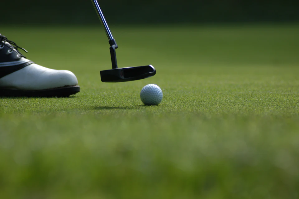 Joueur sur un fairway dégagé, parcours vide autour