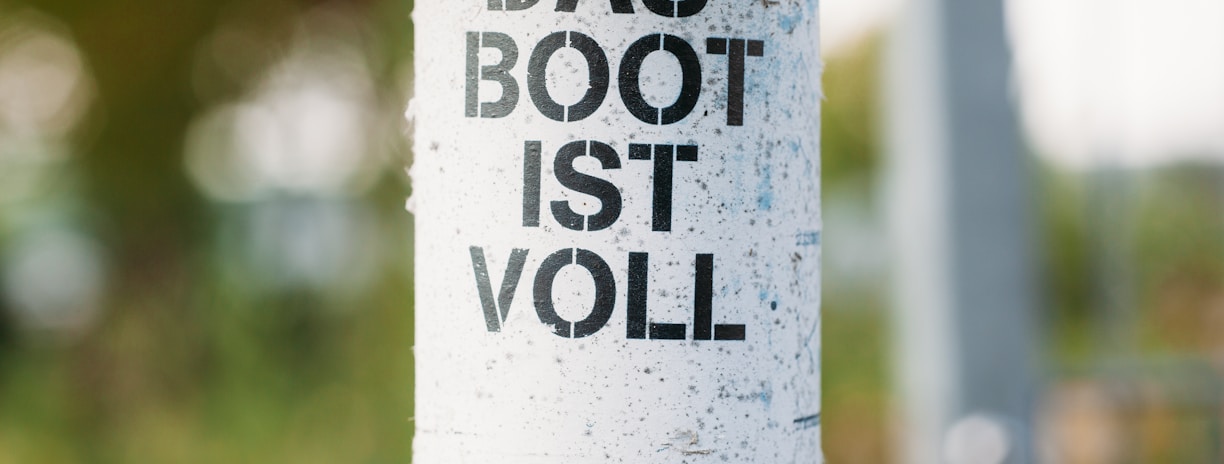 closeup photo of Das Boot IST Voll bottle