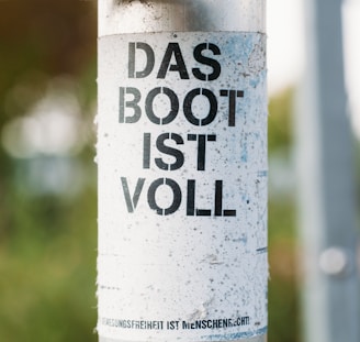 closeup photo of Das Boot IST Voll bottle