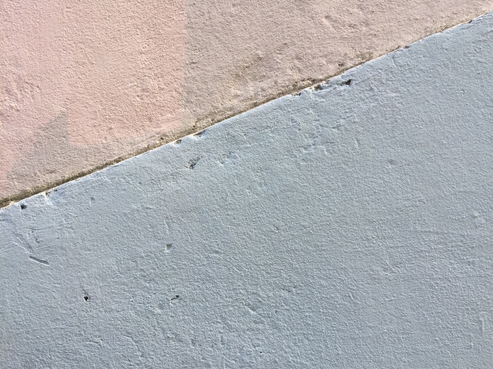 Un primer plano de una pared de cemento con una señal de alto roja