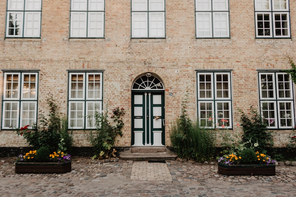 Puerta de la casa y ventanas en las bahías del jardín delantero