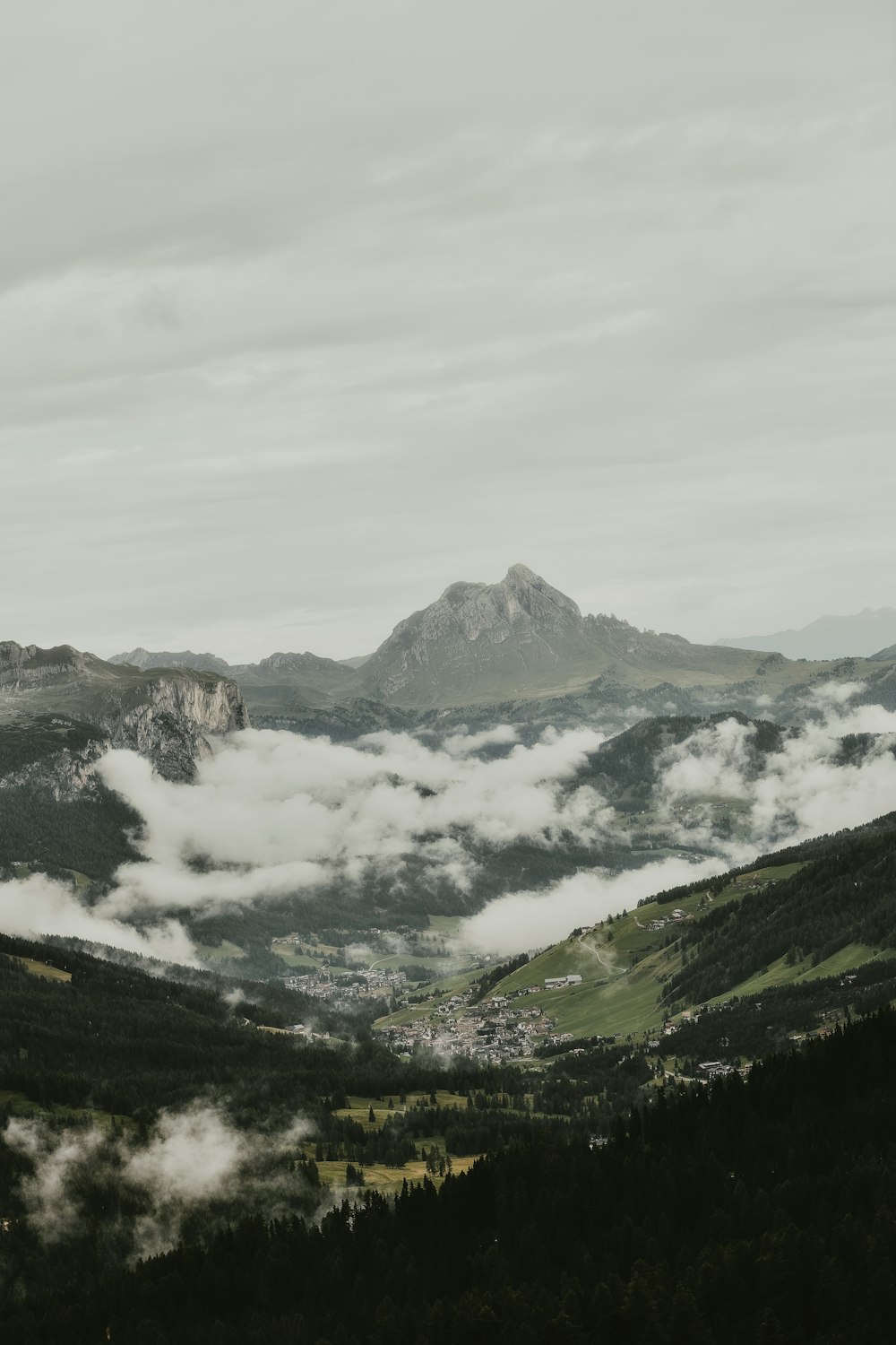 Fotografía aérea de montañas rodeadas de nubes