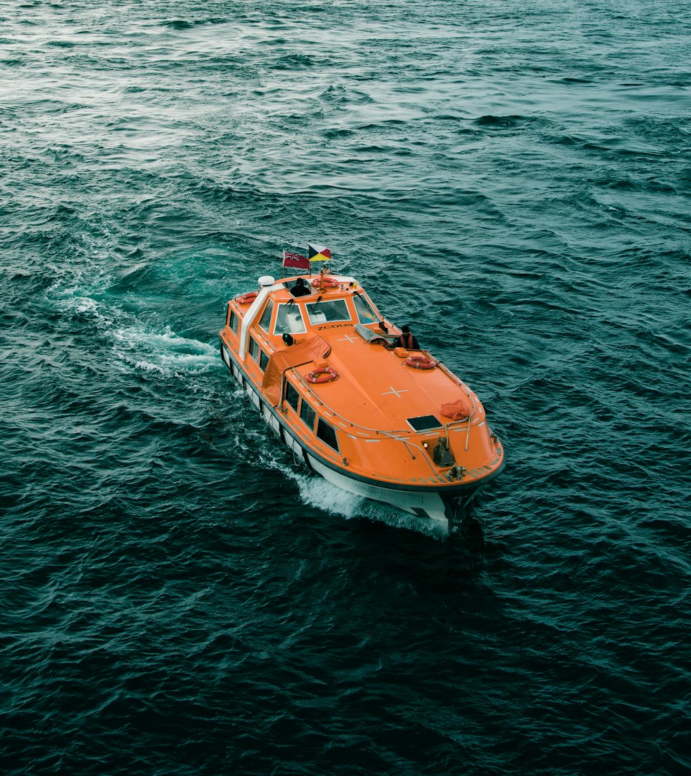 Luftaufnahme des orangefarbenen Motorboots