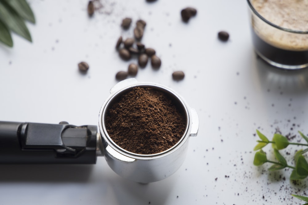 café granulado em recipiente de aço inoxidável cinza