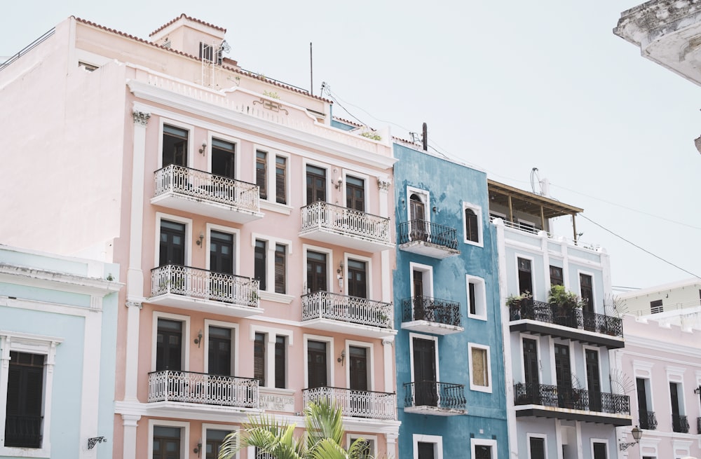 Foto de un edificio de gran altura pintado de azul y rosa