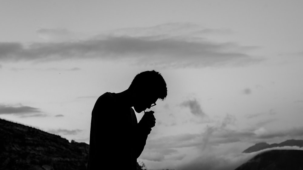 Foto da silhueta do homem fumando ao ar livre