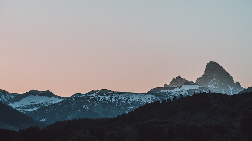 Photographie de paysage de chaînes de montagnes