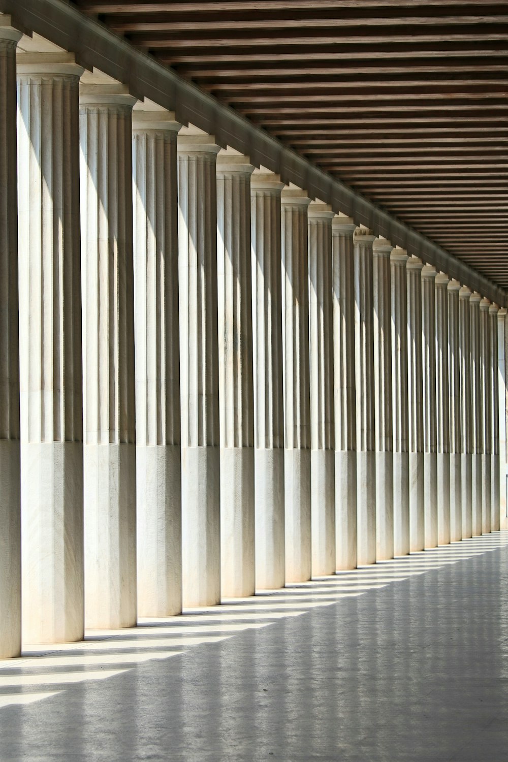 빈 복도가 있는 인라인 흰색 콘크리트 기둥