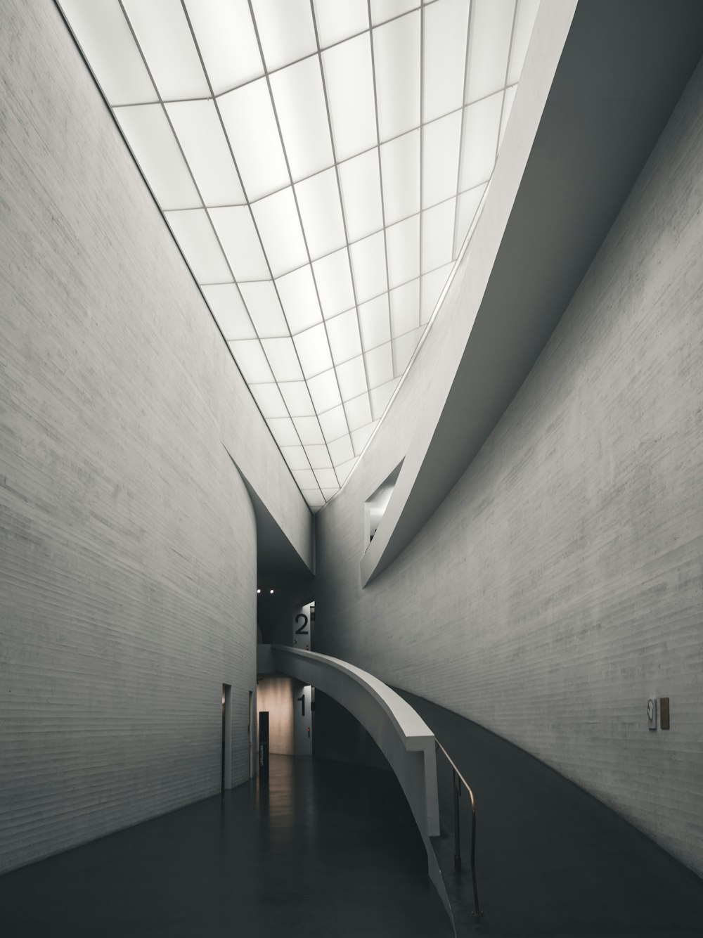 Mur de béton gris à l’intérieur du bâtiment