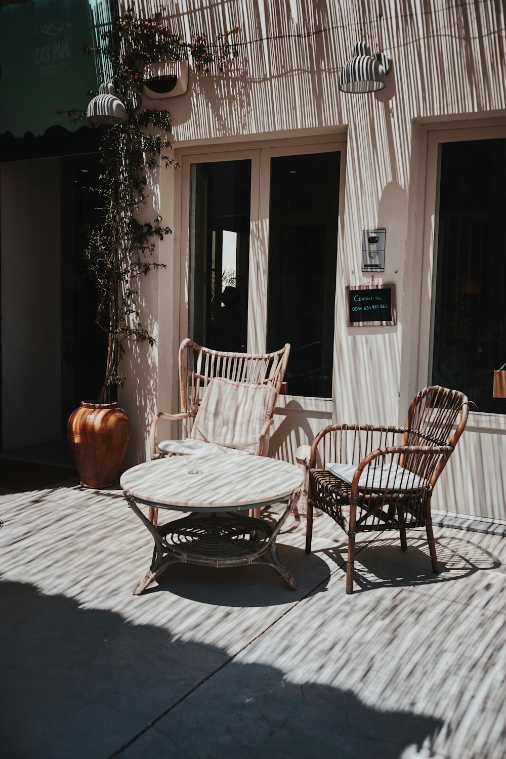 deux fauteuils en bois marron