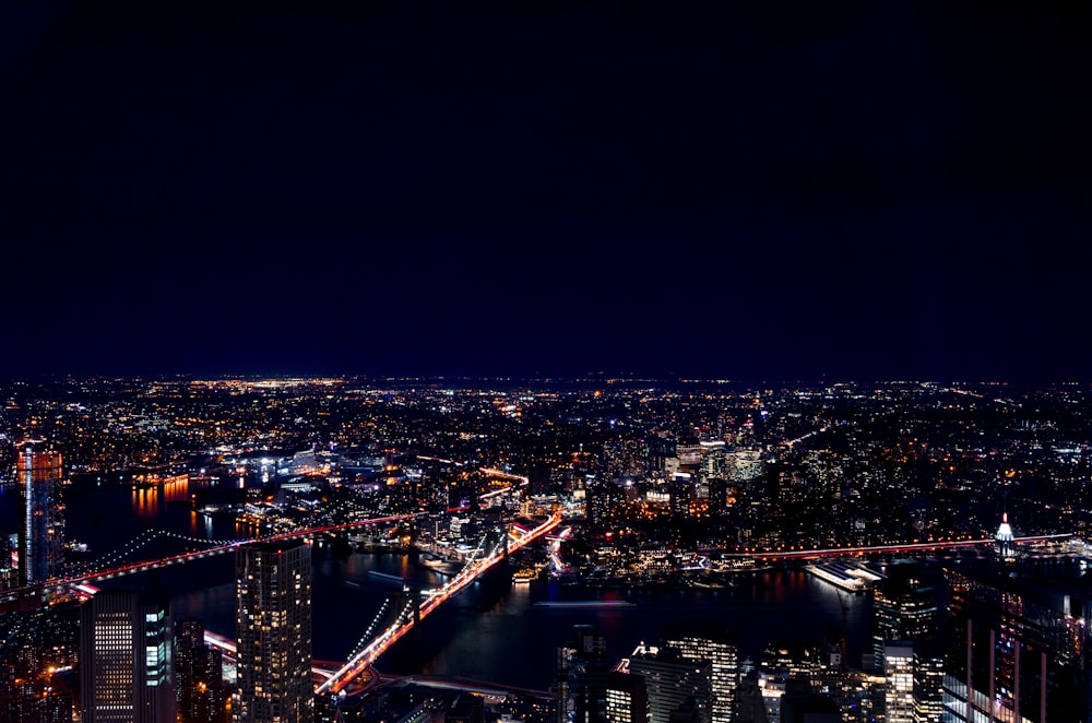 Vista aérea de edifícios da cidade durante a noite