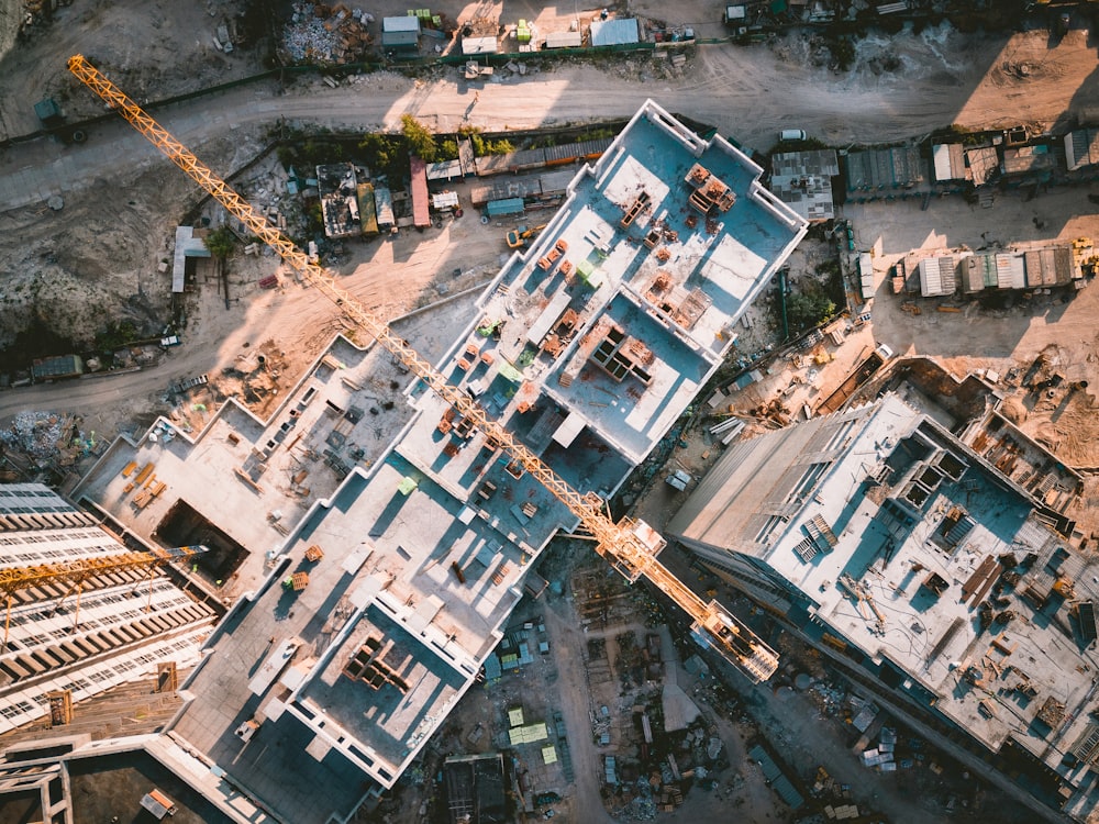 日中の車両や建物の航空写真撮影