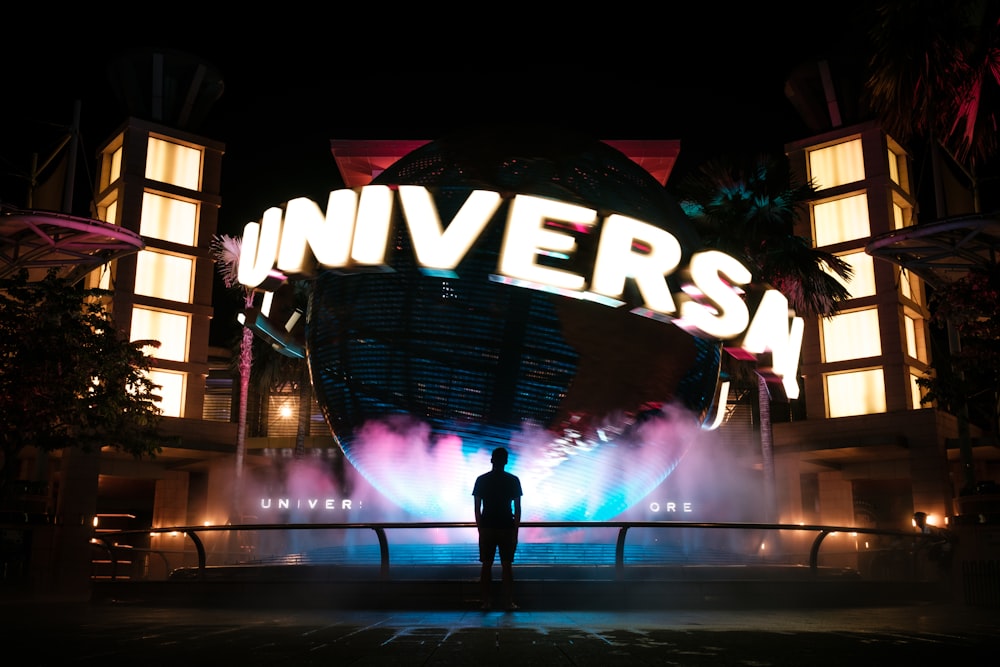hombre de pie frente a Universal Studio