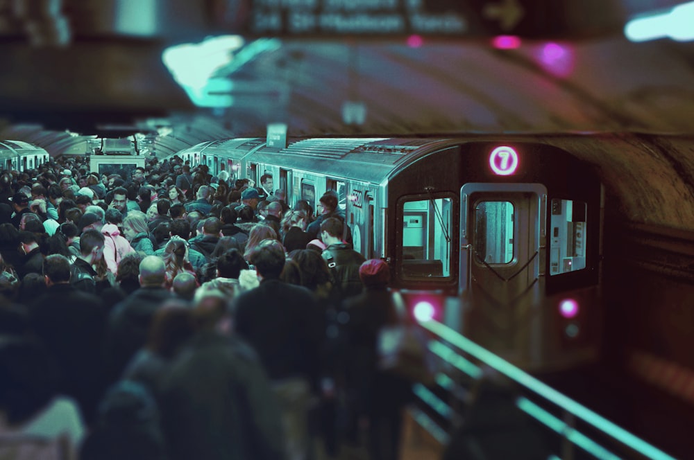 pessoas na estação de trem