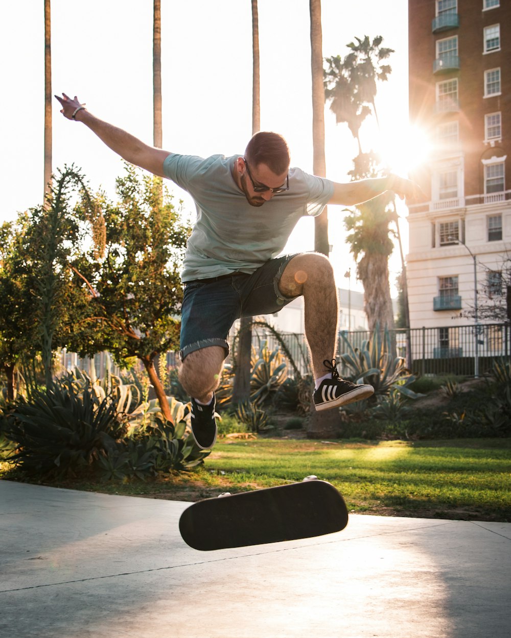 Uomo che fa mostra di skateboard durante il giorno