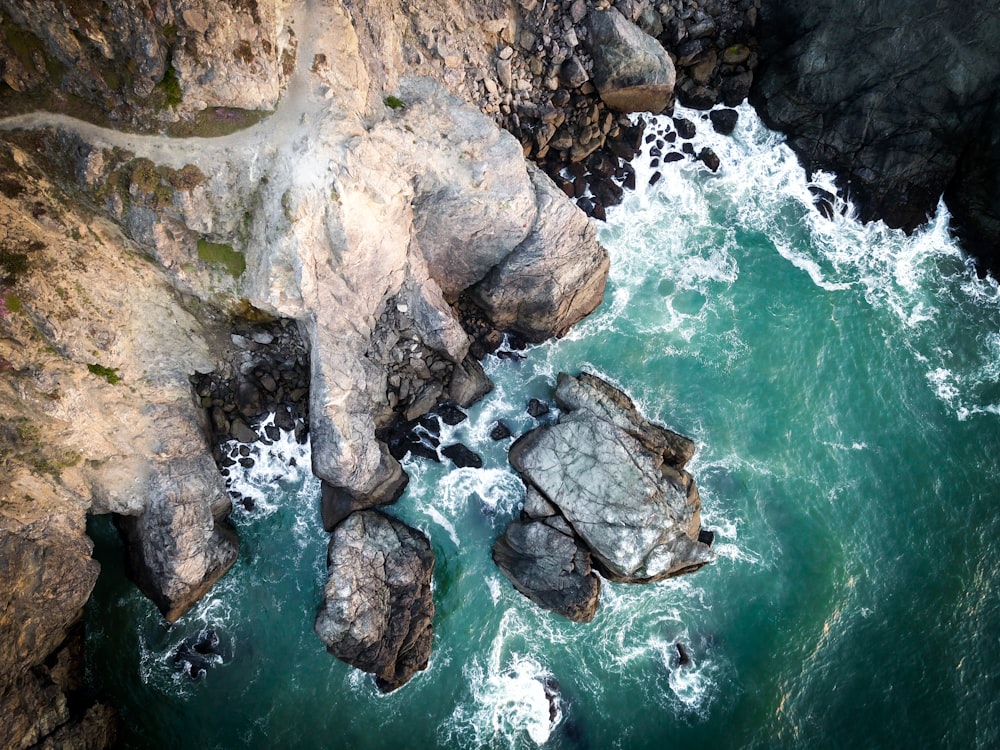 Vista de pájaro de un acantilado junto al mar