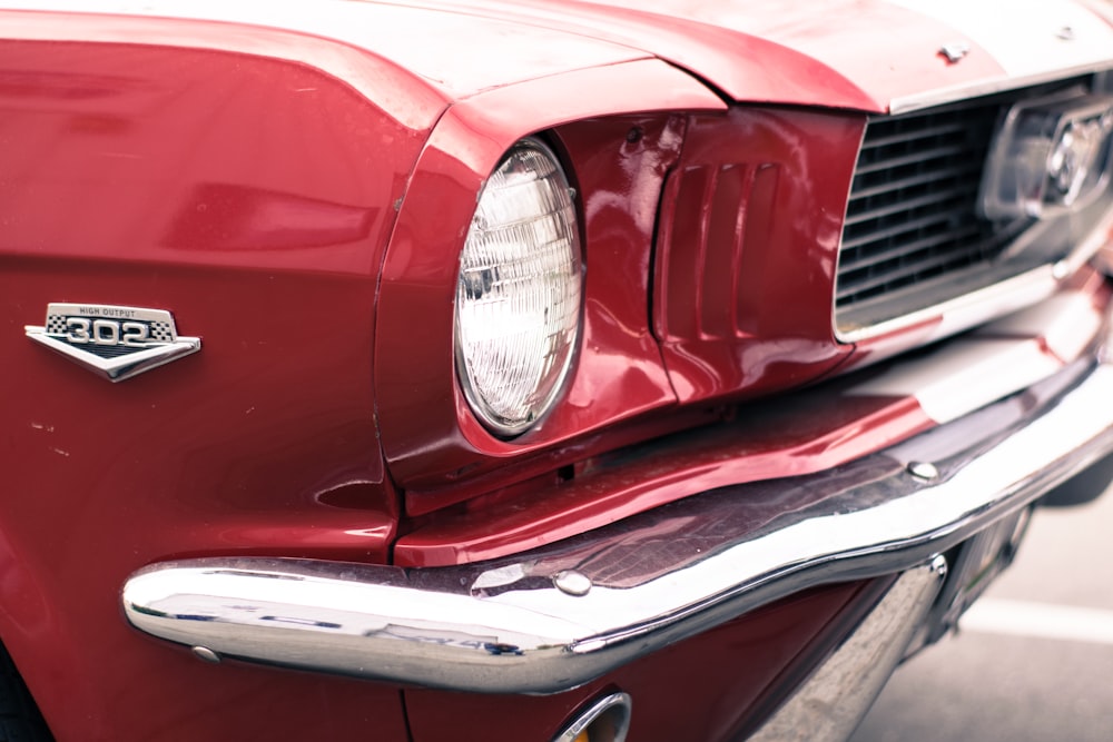 vermelho Ford Mustang 302 cupê