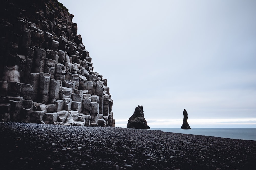 Cuerpo de agua cerca de rocas