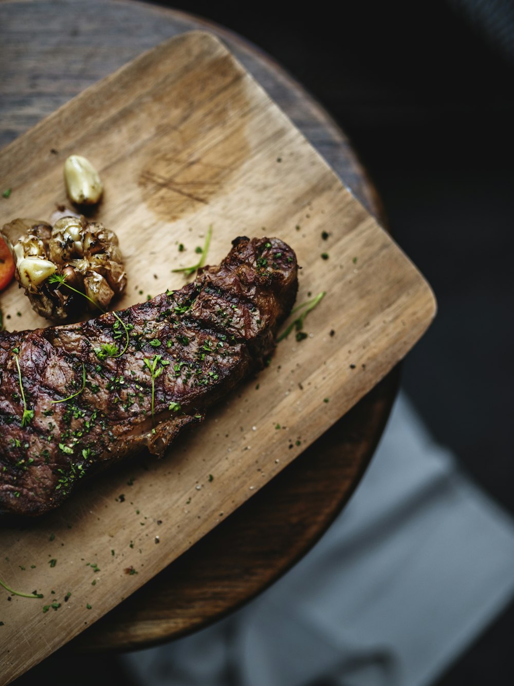shallow focus photography of steak on wooden tray