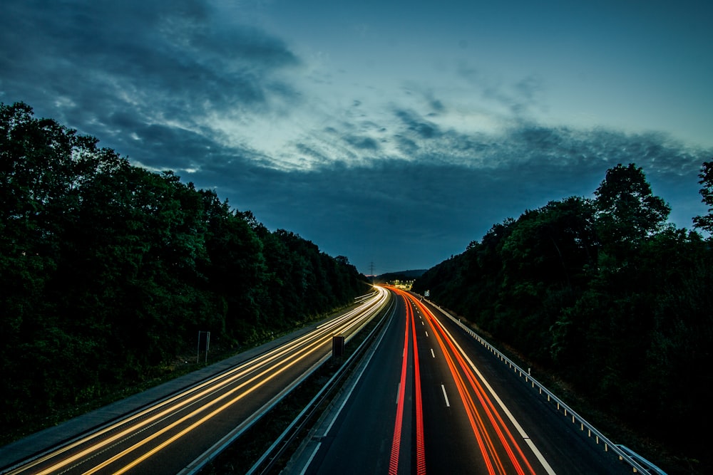 Photographie en accéléré des voies en direction nord et sud