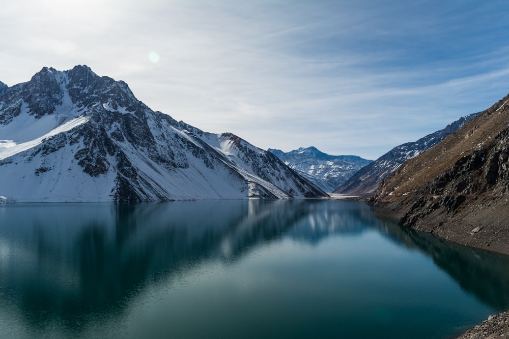 Montaña cubierta de nieve cerca del cuerpo de agua