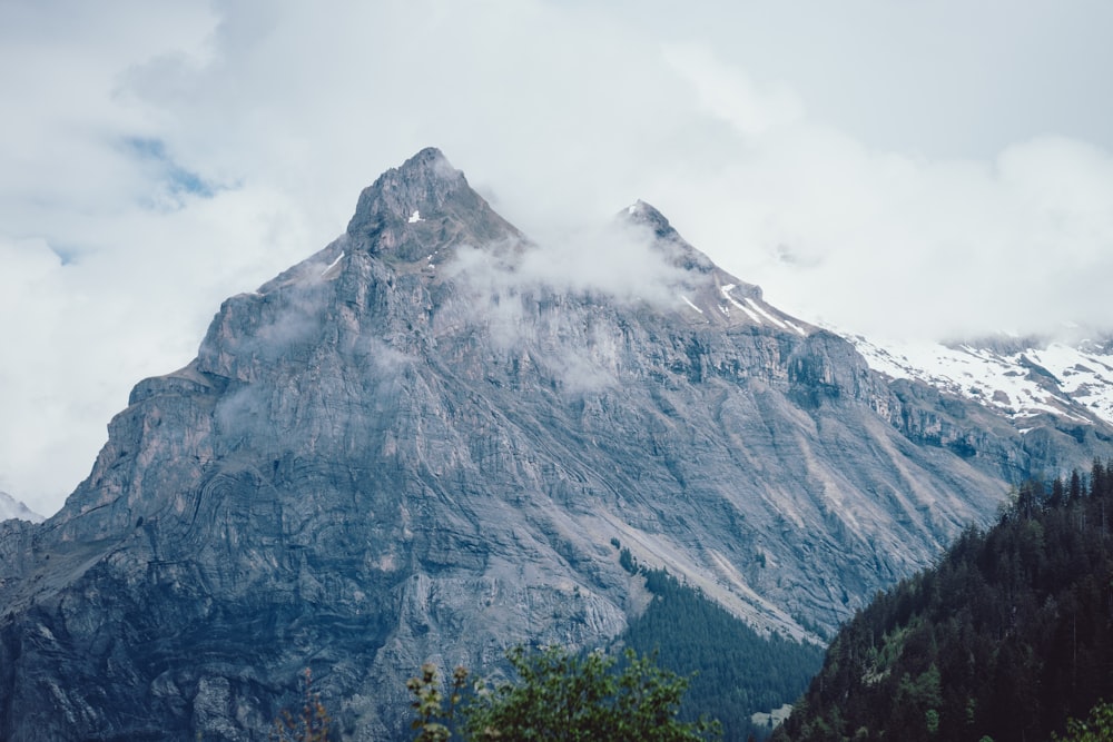 Grauer und weißer Berg bei Tag