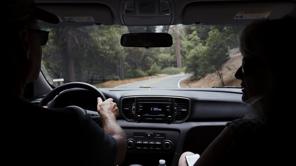 uomo che guida l'auto