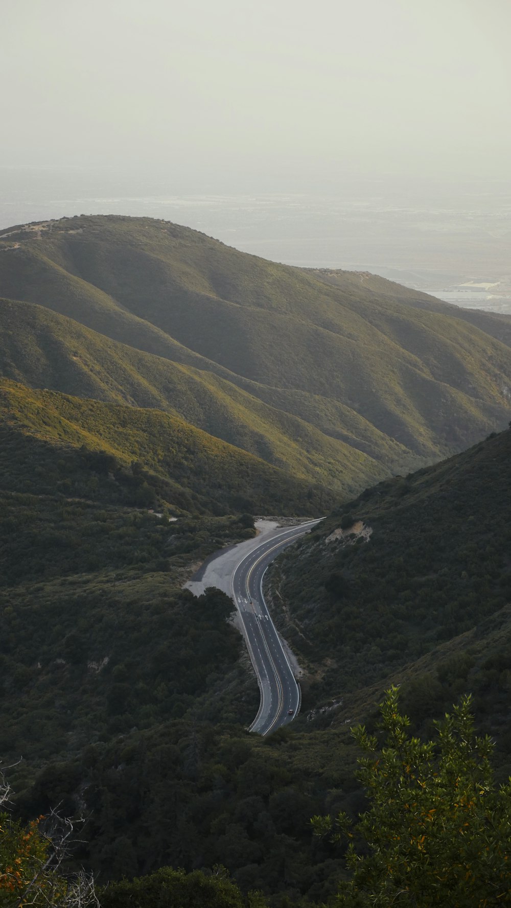 Vista aérea de la carretera entre montañas