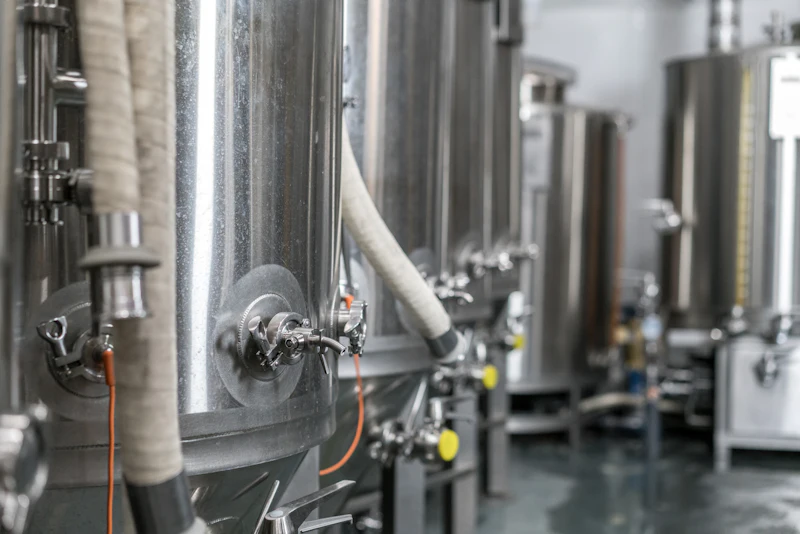 Tanques de fermentação em inox de uma cervejaria