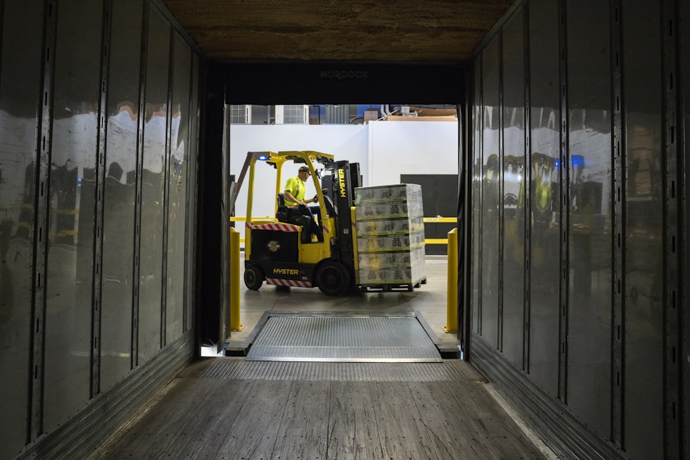 scatola di trasporto dell'uomo con carrello elevatore