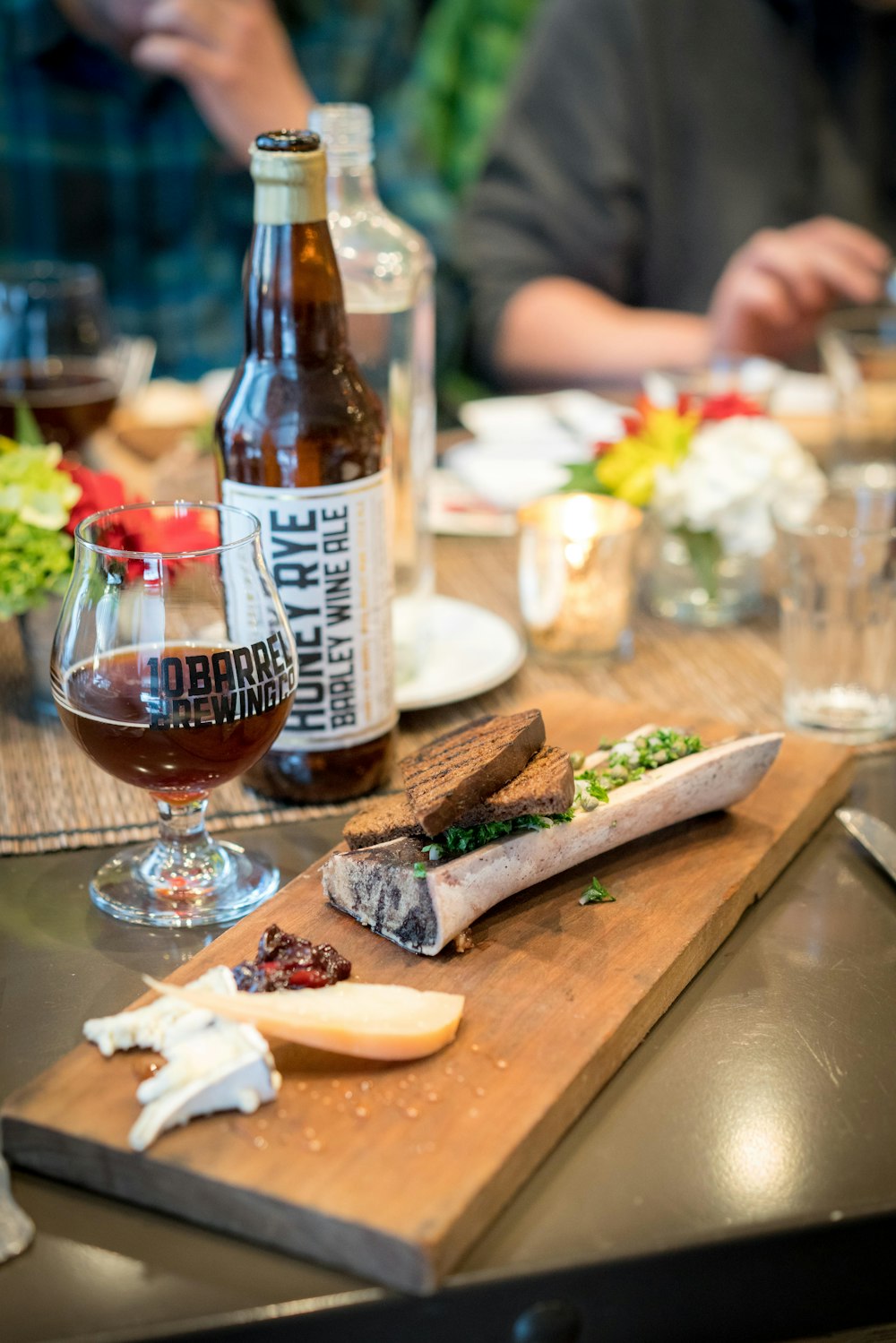 Bouteille de seigle au miel sur table brune