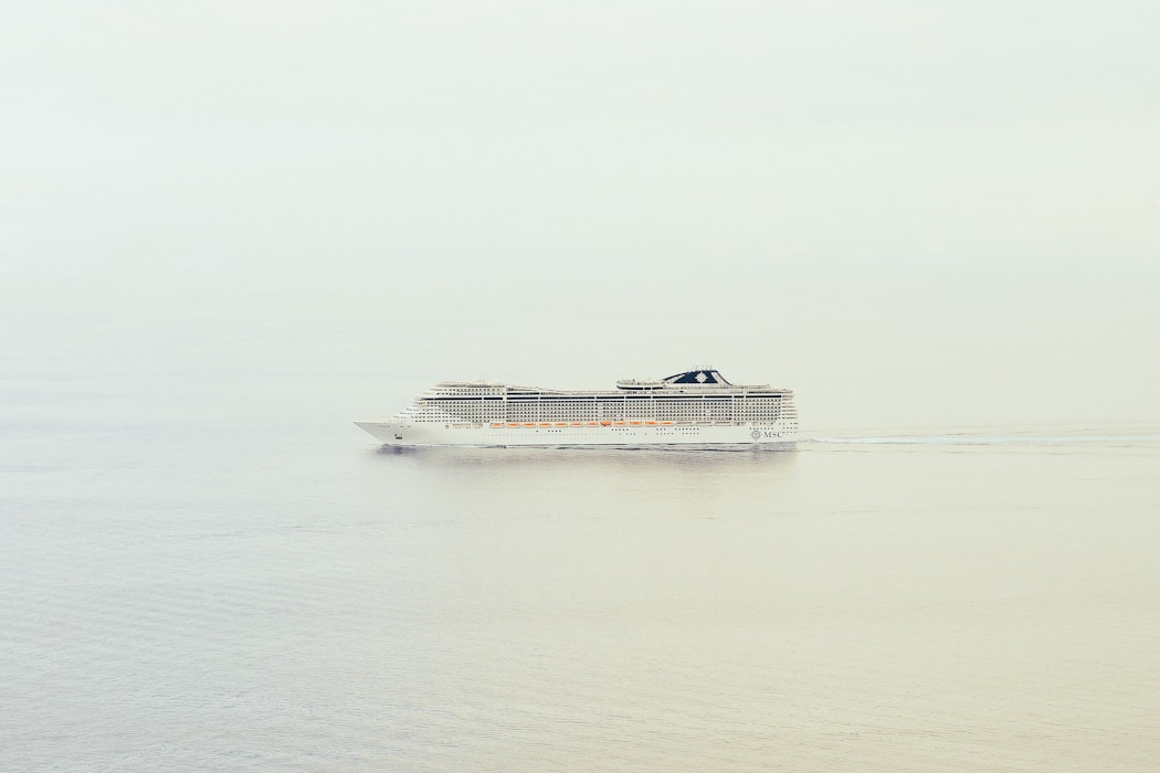 Crucero navegando en aguas tranquilas