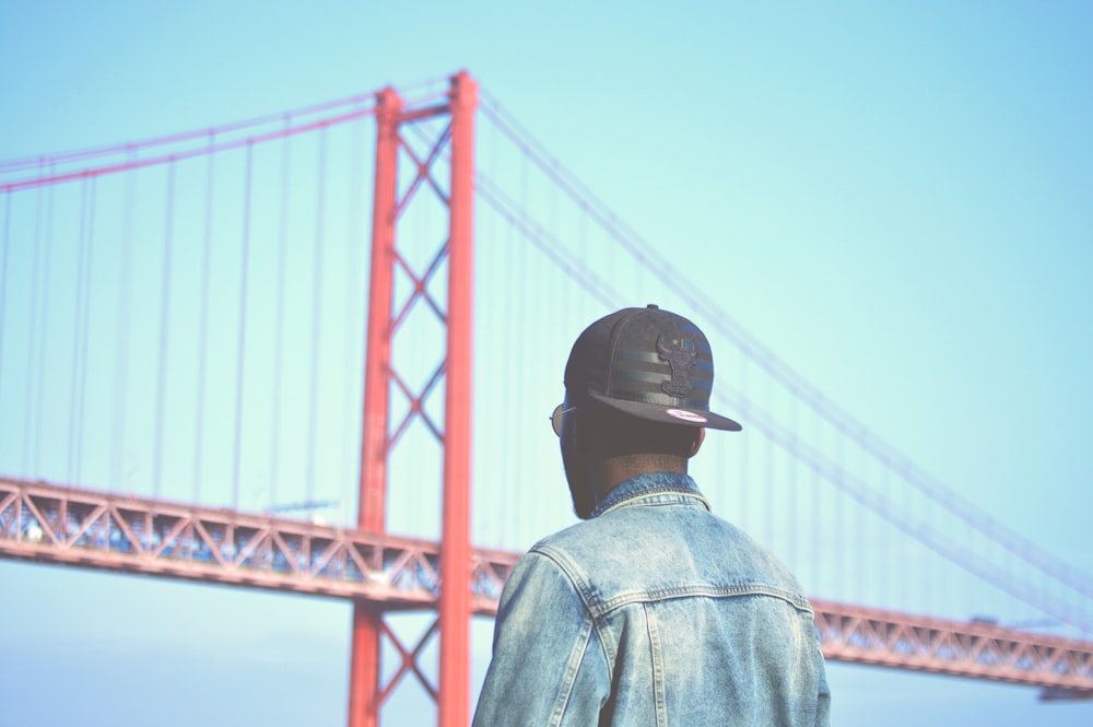uomo che guarda il Golden Gate Bridge a San Francisco
