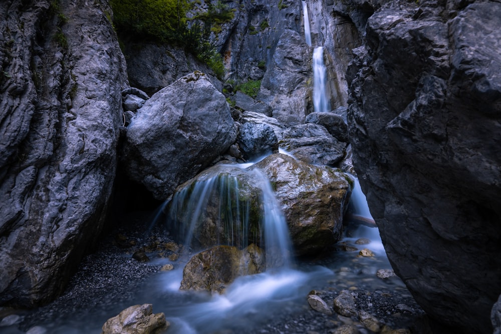 cascada rodeada de roca