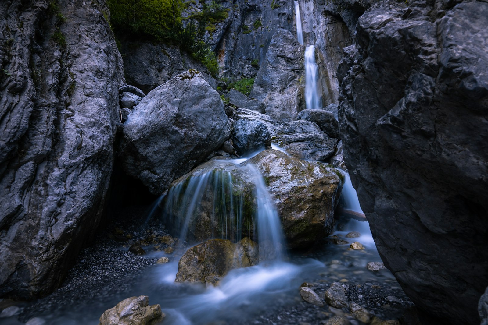 Sony a7 III + Sony Vario-Tessar T* FE 16-35mm F4 ZA OSS sample photo. Waterfall surrounded by rock photography