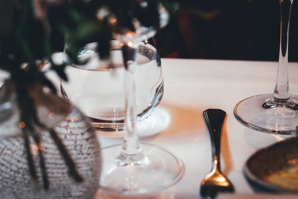 verre à vin transparent sur la table