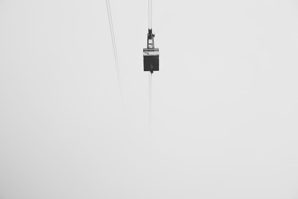 회색 하늘 아래 케이블카의 로우 앵글 사진