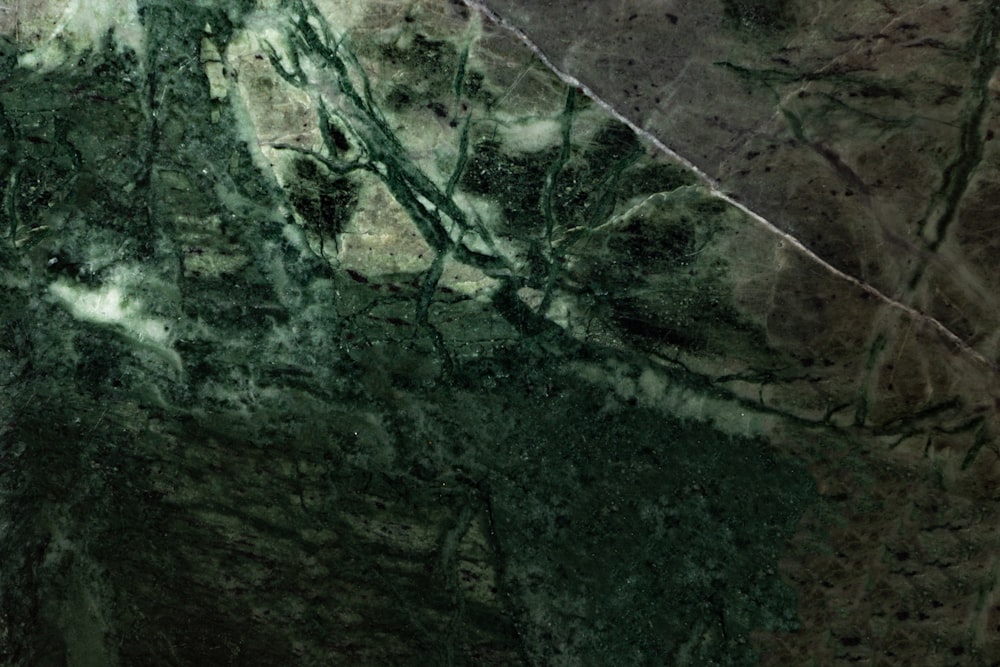 Eine Nahaufnahme einer grünen Marmorstruktur