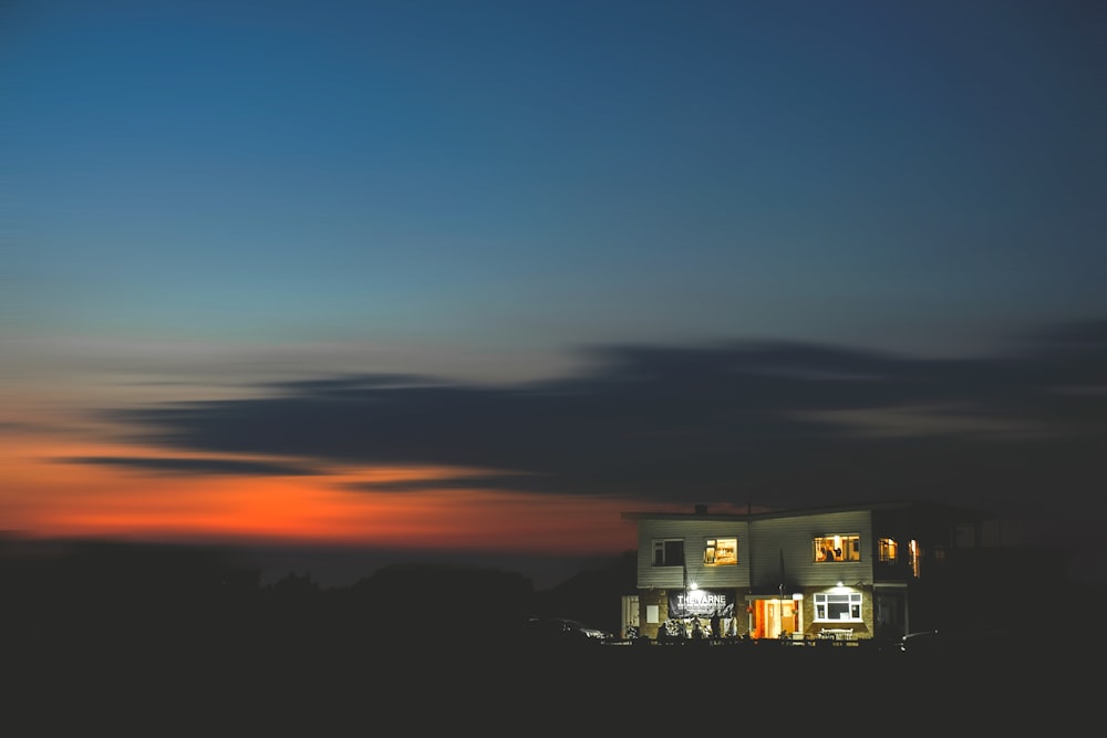 Casa iluminada blanca durante la puesta del sol