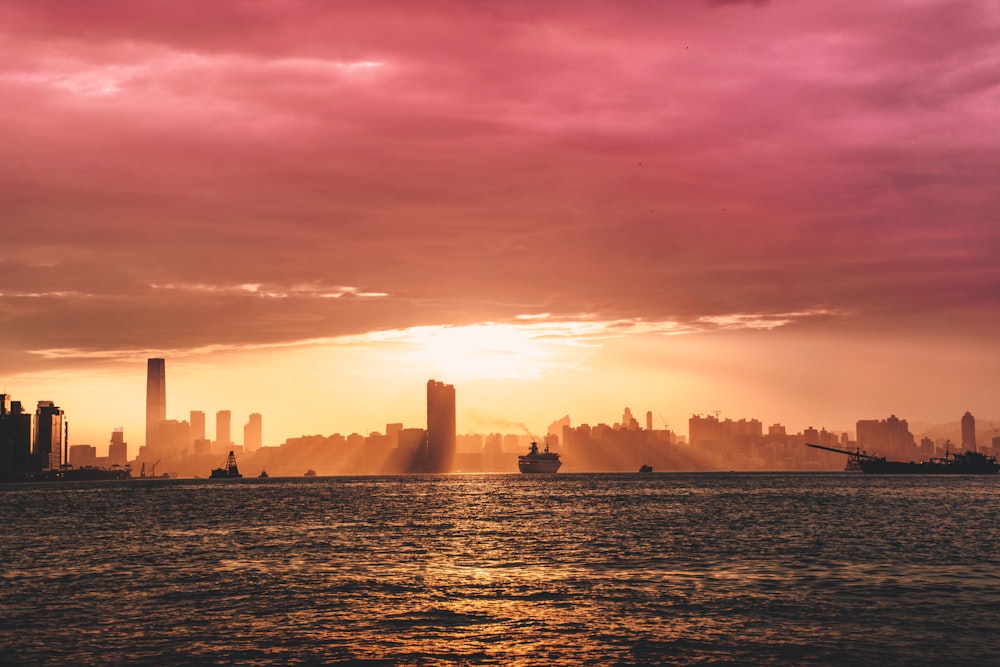 Edificios y barcos durante la puesta de sol