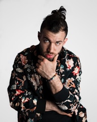 men wearing printed floral shirt - Rongzhiyue