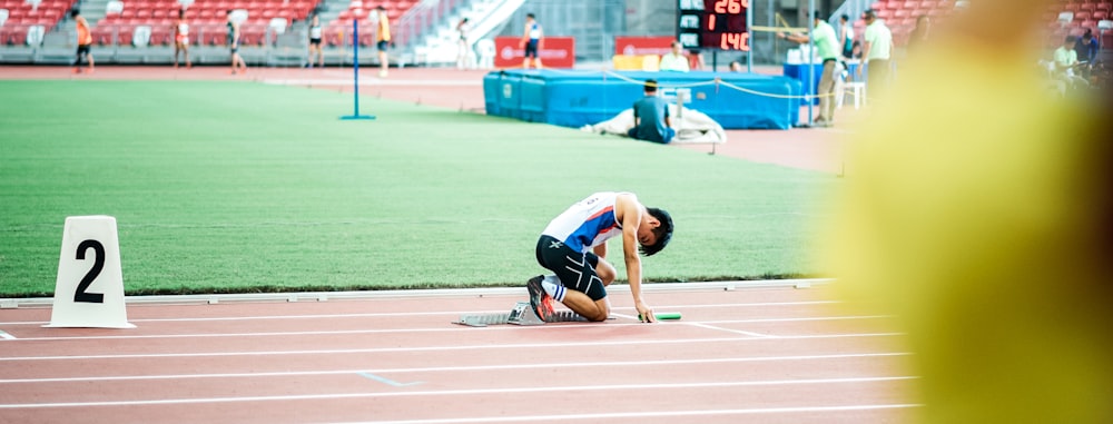 Mann im Begriff, Leichtathletik zu laufen